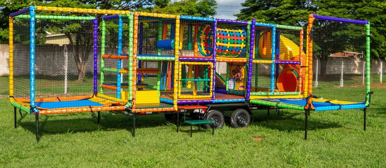 nterior de Carreta Playground com piscina de bolinhas
