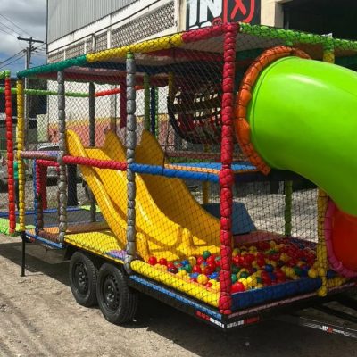 nterior de Carreta Playground com piscina de bolinhas